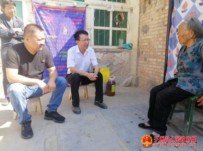 乡党委书记丁海鸿、宣教办主任艾小涛慰问胡家沟村老党员贺桂兰.jpg