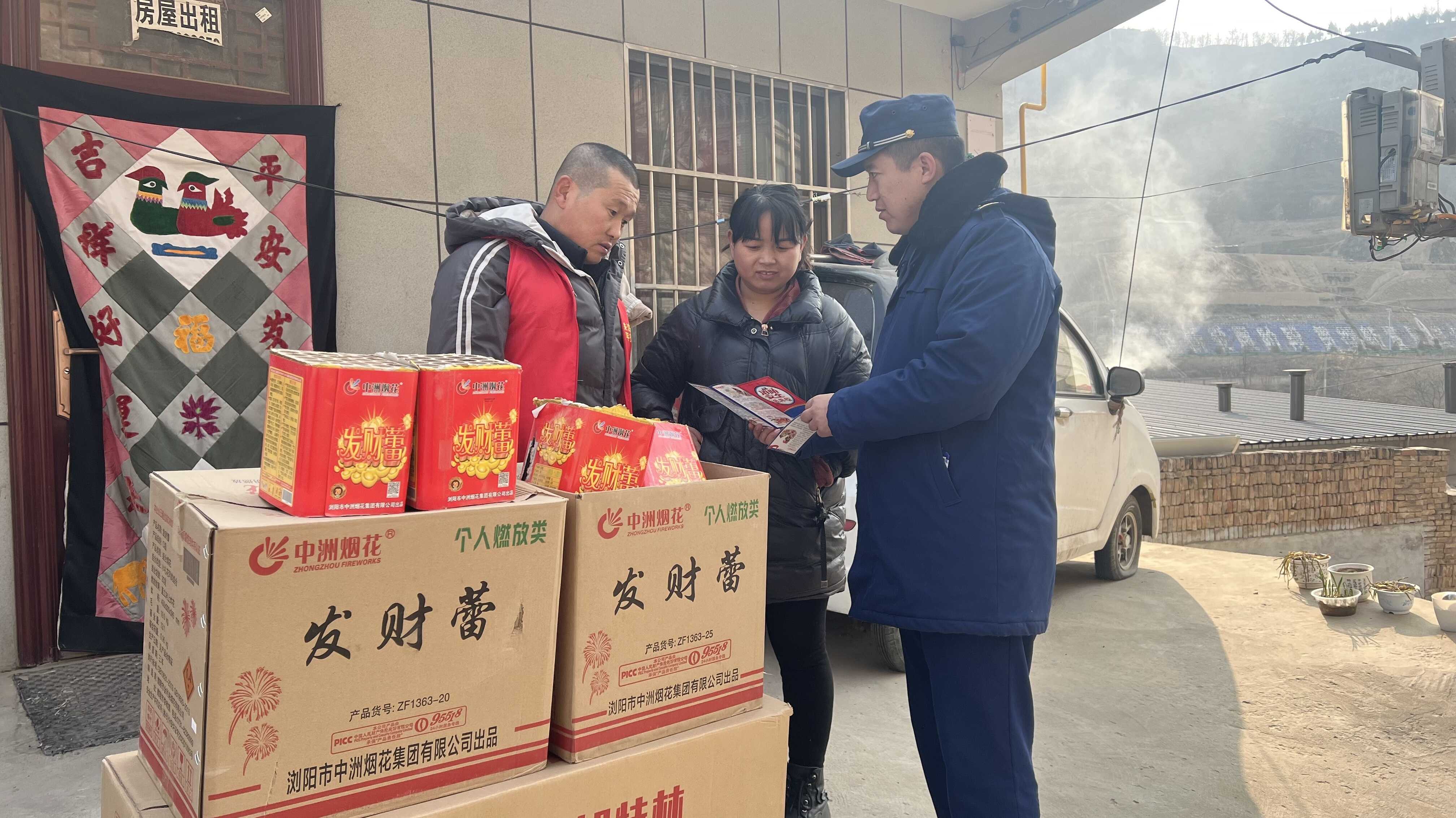 子洲大队深入辖区烟花爆竹经营场所开展消防安全宣传.jpg