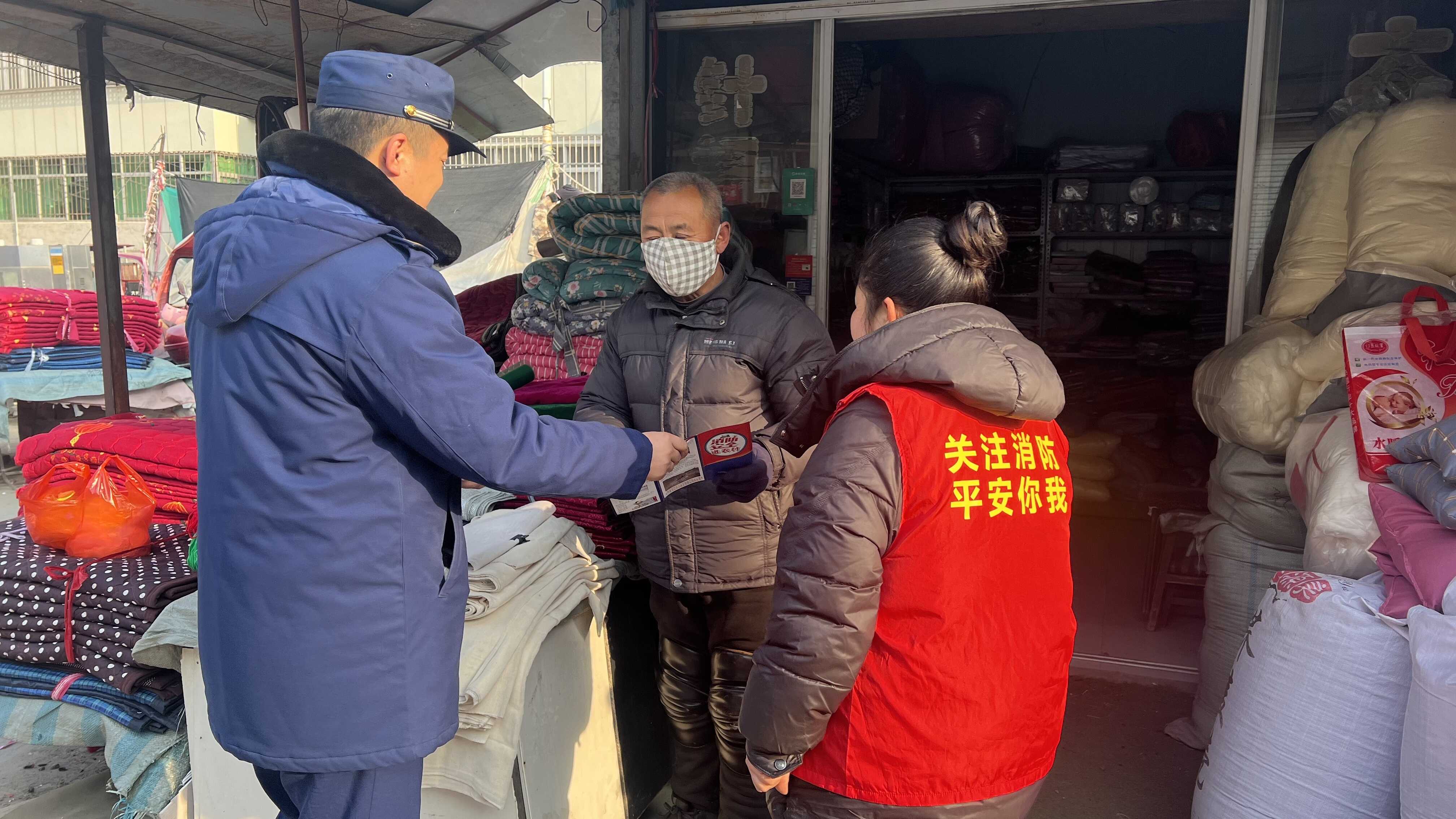 子洲大队深入辖区烟花爆竹经营场所开展消防安全宣传 (2).jpg