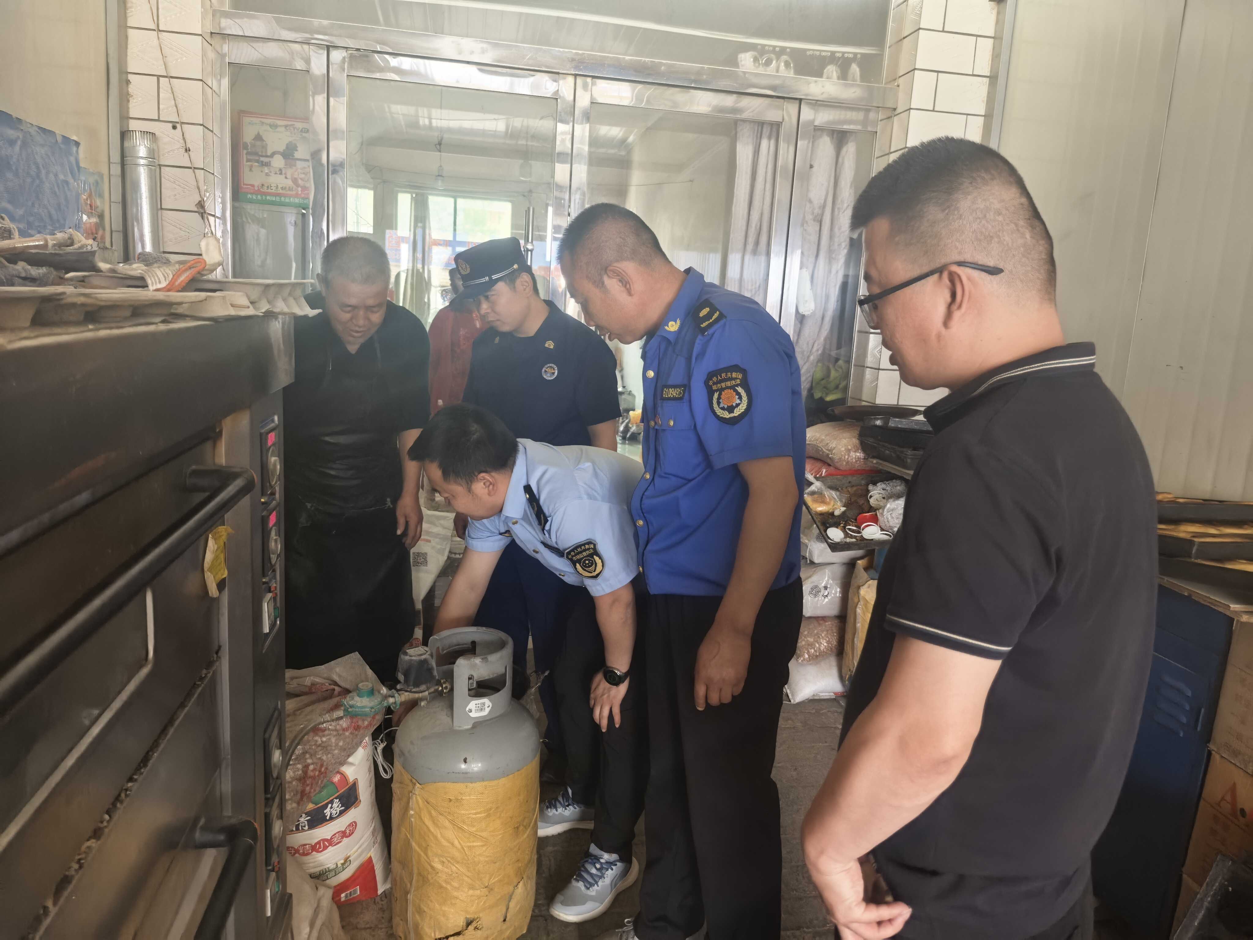 子洲大队联合多部门开展醇基液体燃料使用场所消防安全检查.jpg
